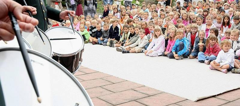 Královský orchestr z Dánska zahrál dětem před ZŠ Liberecká v Jablonci.