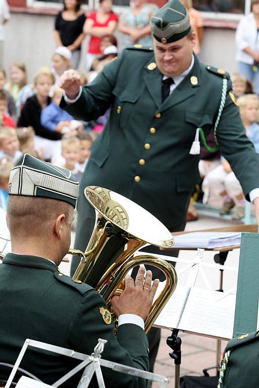 Královský orchestr z Dánska zahrál dětem před ZŠ Liberecká v Jablonci.