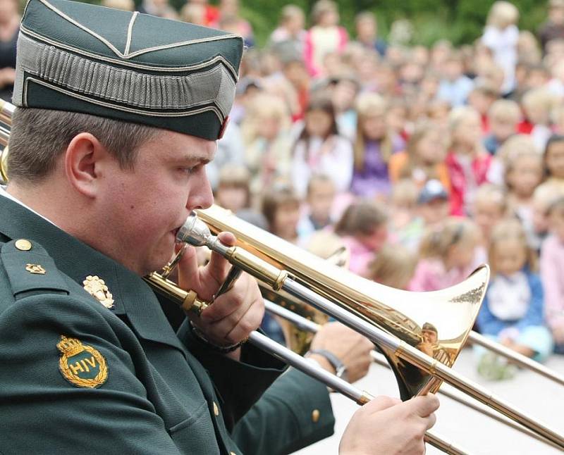 Královský orchestr z Dánska zahrál dětem před ZŠ Liberecká v Jablonci.