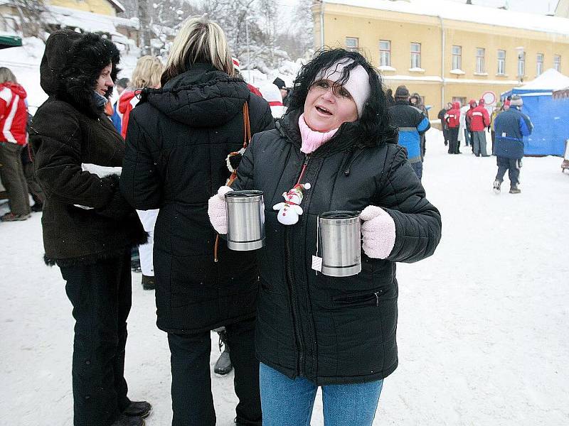 ČTVRTÁ ADVENTNÍ NEDĚLE, PŘÍPRAVY VRCHOLÍ. Ve Smržovce na tento den připravili v Zámečku a na náměstí T. G. M. vánoční trhy, které organizátoři obohatili doprovodným programem.