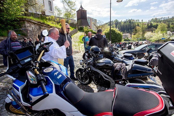 Motorkáři zahájí v Železném Brodě novou sezónu tradiční mší a spanilou jízdou.