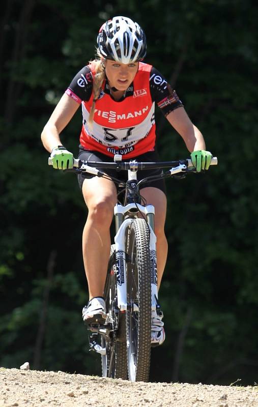 Biatlonisté bojovali o tituly mistrů na horských kolech. Na snímku vítězka Gabriela Soukalová.
