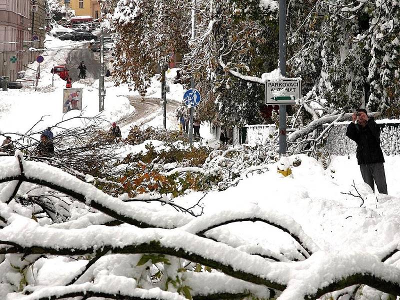 Páteční ranní situace. Kalamitní stav v Jablonci. Konečná tramvaje a Tyršovy sady.