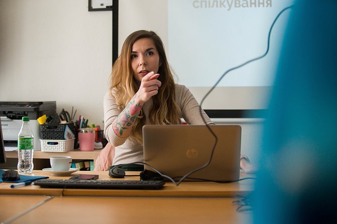 Myroslava Tarkovská vede v jabloneckém centru pro uprchlíky Krajanka kurzy češtiny, ale třeba i sebepoznání. 