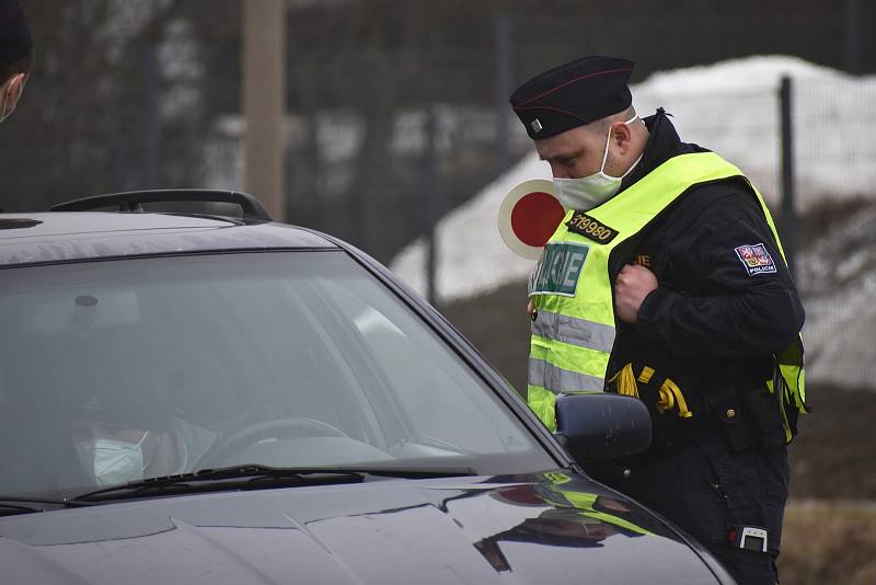 Policisté kontrolují cestující v Libereckém kraji.