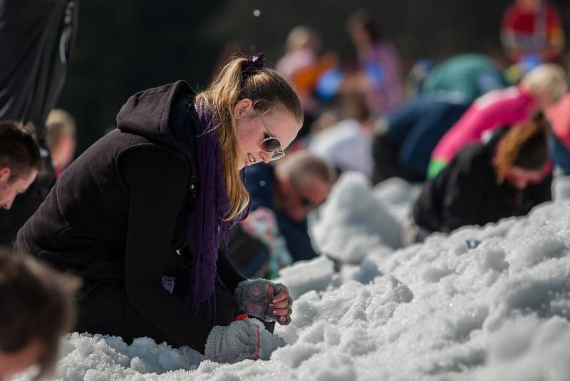 Skiareál v Rokytnici nad Jizerou pořádal 2. dubna 2017 druhý ročník zábavné akce s názvem Snowend, která byla určená především kopáčům pokladů či aktivním zahrádkářům. Originálním způsobem tak byla zakončena lyžařská sezona.