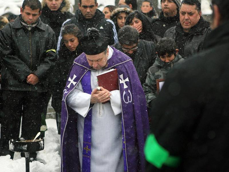 V sobotu 7. ledna ucitili Romové památku zesnulého Ladislava Tatára, který byl zastřelen třiašedesátiletým Janem S. z Tanvaldu na Nový rok. Smutečního aktu se zúčastnilo na dvě stě padesát Romů. 