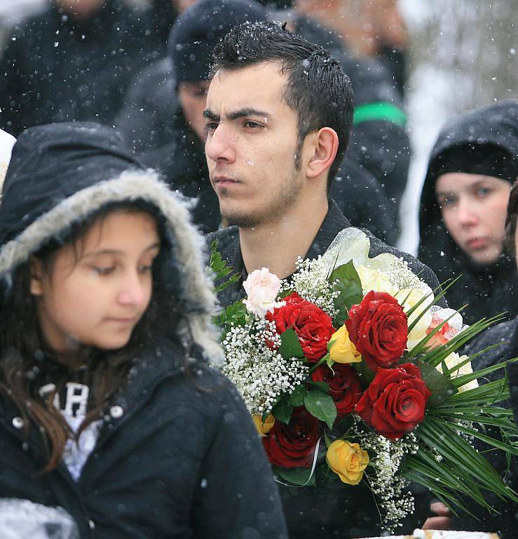 V sobotu 7. ledna ucitili Romové památku zesnulého Ladislava Tatára, který byl zastřelen třiašedesátiletým Janem S. z Tanvaldu na Nový rok. Smutečního aktu se zúčastnilo na dvě stě padesát Romů. 