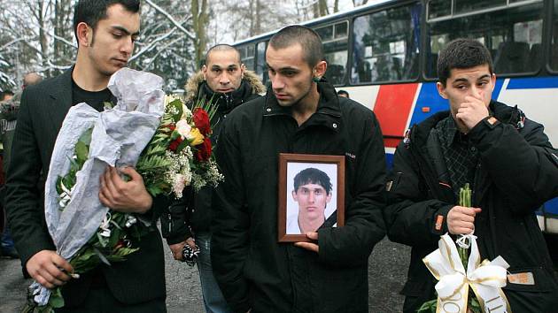 V sobotu 7. ledna ucitili Romové památku zesnulého Ladislava Tatára, který byl zastřelen třiašedesátiletým Janem S. z Tanvaldu na Nový rok. Smutečního aktu se zúčastnilo na dvě stě padesát Romů. 