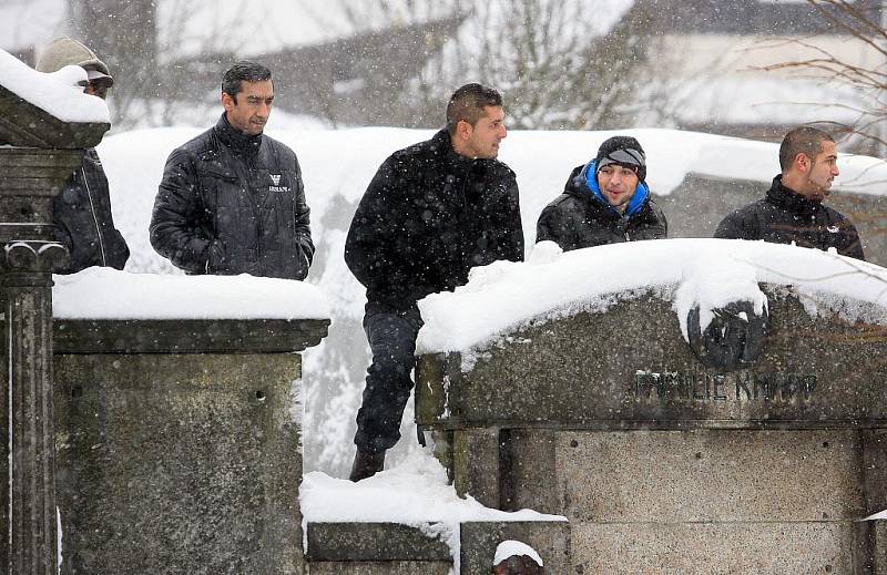 V sobotu 7. ledna ucitili Romové památku zesnulého Ladislava Tatára, který byl zastřelen třiašedesátiletým Janem S. z Tanvaldu na Nový rok. Smutečního aktu se zúčastnilo na dvě stě padesát Romů. 