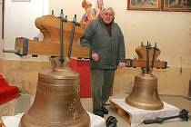 NOVÉ ZVONY. Z holandské dílny až do kostela v Železném Brodě přivezli v minulých dnech na přívěsu za osobním automobilem dva nové zvony pro místní zrekonstruovanou zvonici. Oba zvony čeká v neděli vysvěcení a 16. prosince pak náročné zavěšení.