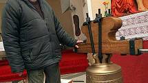 NOVÉ ZVONY. Z holandské dílny až do kostela v Železném Brodě přivezli v minulých dnech na přívěsu za osobním automobilem dva nové zvony pro místní zrekonstruovanou zvonici. Oba zvony čeká v neděli vysvěcení a 16. prosince pak náročné zavěšení.