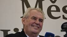 Prezident Miloš Zeman přijel do Jilemnice v doprovodu hejtmana Libereckého kraje Martina Půty. Očekávala je starostka Jana Čechová. 