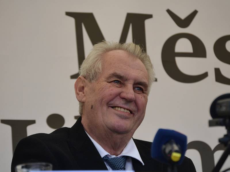 Prezident Miloš Zeman přijel do Jilemnice v doprovodu hejtmana Libereckého kraje Martina Půty. Očekávala je starostka Jana Čechová. 