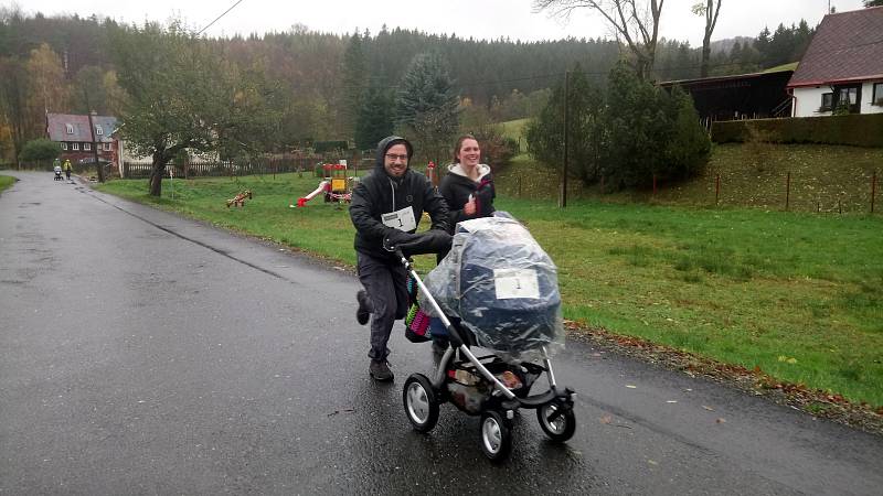 Trojice maminek na mateřské dovolené uspořádaly první ročník závodu pro rodiny s dětmi Jizerský prcek.
