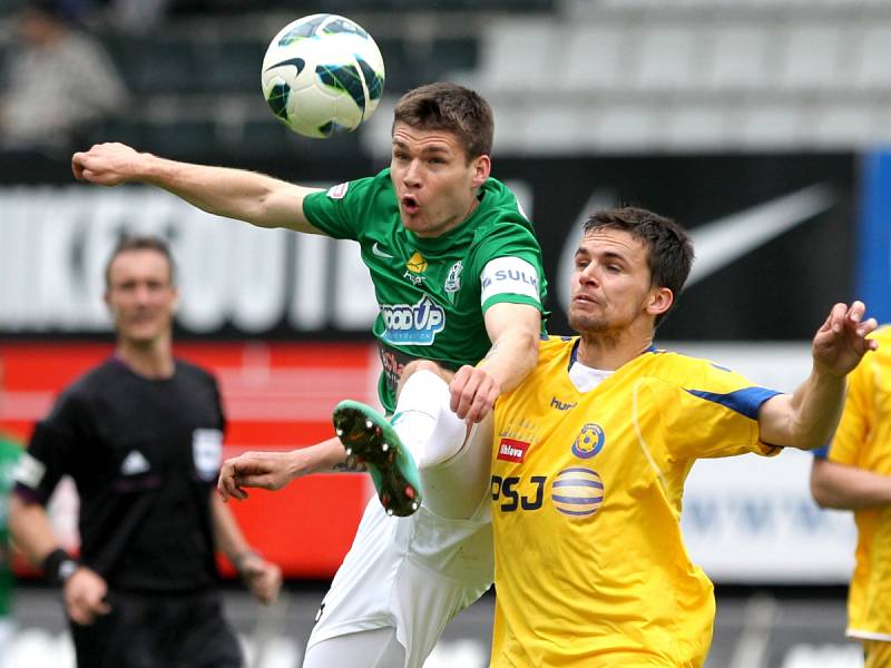 Jablonec doma remizoval s Jihlavou 1:1. Na snímku Lukáš Třešňák z Jablonce a Ondřej Šourek z Jihlavy.