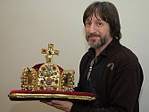 Umělecký šperkař Jiří Urban s replikou římské císařské koruny