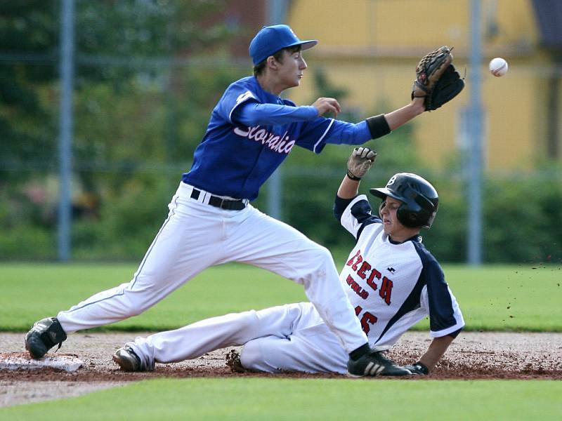 Mistrovství Evropy v baseballu 2012 odstartovalo. Česká reprezentace porazila v úvodním duelu Slovensko (v modrém) 10:0.