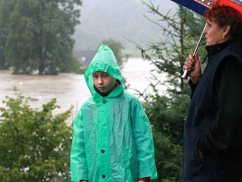 Bílý Kostel nad Nisou - sobota 16 hodin. Vesnice pod vodou, na místech, kde se lidé ještě v poledne snažili zachránit sekačky ze stodoly, zachraňovali ze střech jejich zatopených domů vrtulníky. Řada lidí ještě na záchranu čeká.