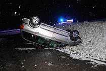 Řidička u Košťálova v hustém sněžení nezvládla řízení a havarovala.