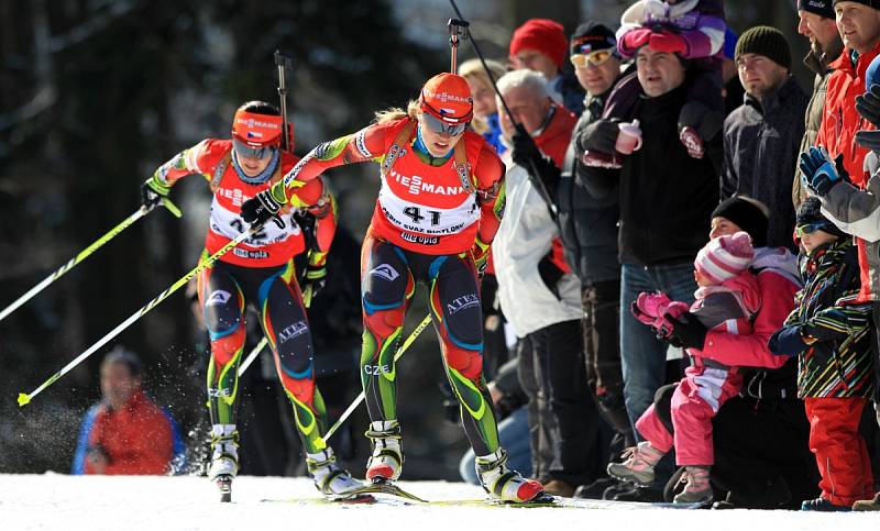 Supersprint na MČR dospělých v biatlonu. Na snímku Gabriela Soukalová, za ní jede Veronika Vítková.