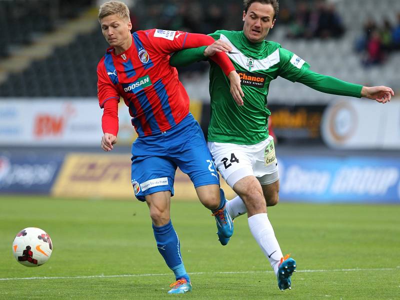 Jablonec doma remizoval s Plzní 2:2. Tím Sparta získala definitivně mistrovský titul. Na snímku je Václav Procházka z Plzně a Martin Doležal z Jablonce.