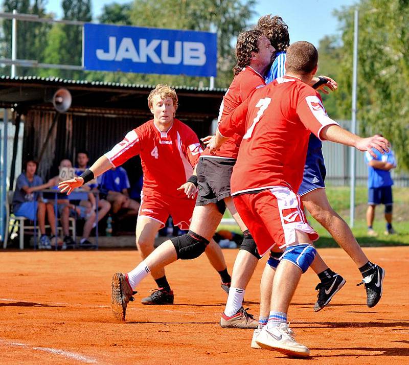 Házenkáři Jablonce (v modrém) porazili v prvním kole poháru Českou Lípu rozdílem deseti bodů.