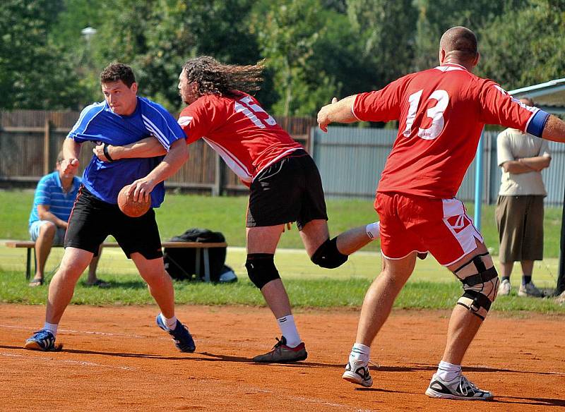 Házenkáři Jablonce (v modrém) porazili v prvním kole poháru Českou Lípu rozdílem deseti bodů.