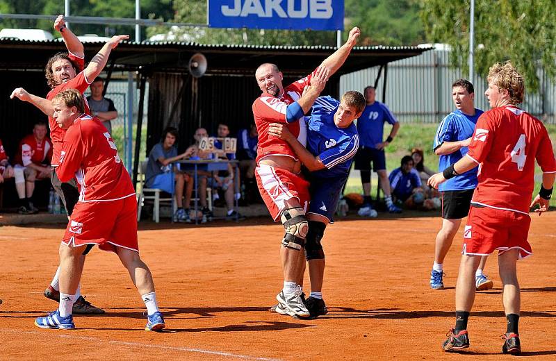 Házenkáři Jablonce (v modrém) porazili v prvním kole poháru Českou Lípu rozdílem deseti bodů.