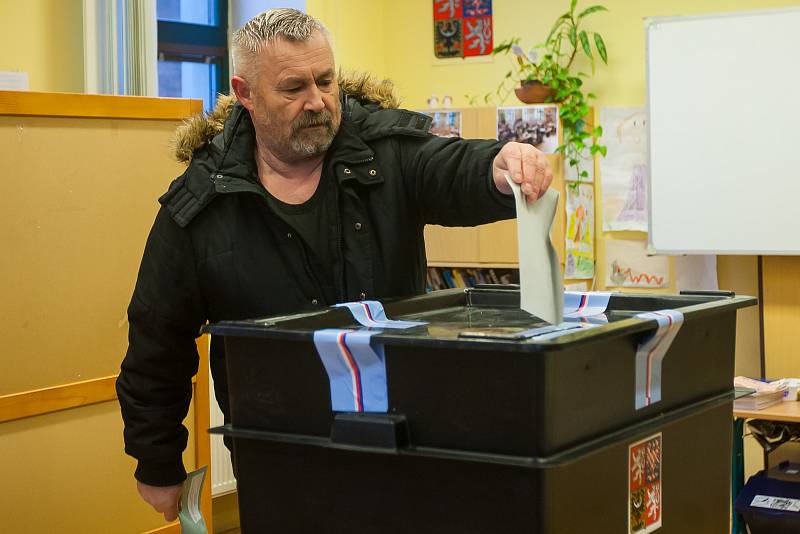 Druhý den prvního kola volby prezidenta České republiky v Liberci v Základní škole Na Výběžku. Snímek je z 13. ledna.