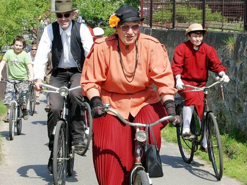 Po osmé se v obci Všeň nedaleko Turnova sjeli vyznavači historických velocipédů a současných jízdních kol.