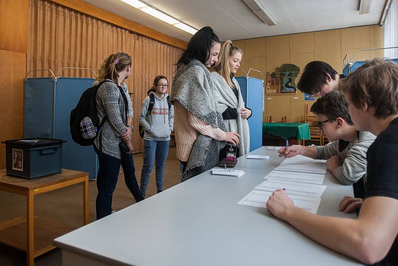 Studentské prezidentské volby začaly 16. ledna na Gymnáziu Dr. Antona Randy v Jablonci nad Nisou. Pokračovat budou i následující den, kdy budou ve večerních hodinách zveřejněny výsledky hlasování.