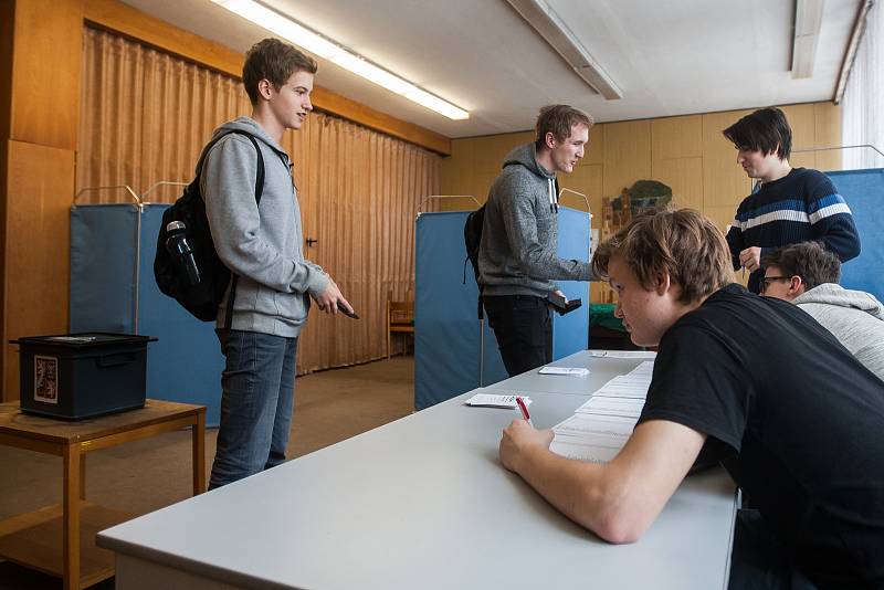 Studentské prezidentské volby začaly 16. ledna na Gymnáziu Dr. Antona Randy v Jablonci nad Nisou. Pokračovat budou i následující den, kdy budou ve večerních hodinách zveřejněny výsledky hlasování.