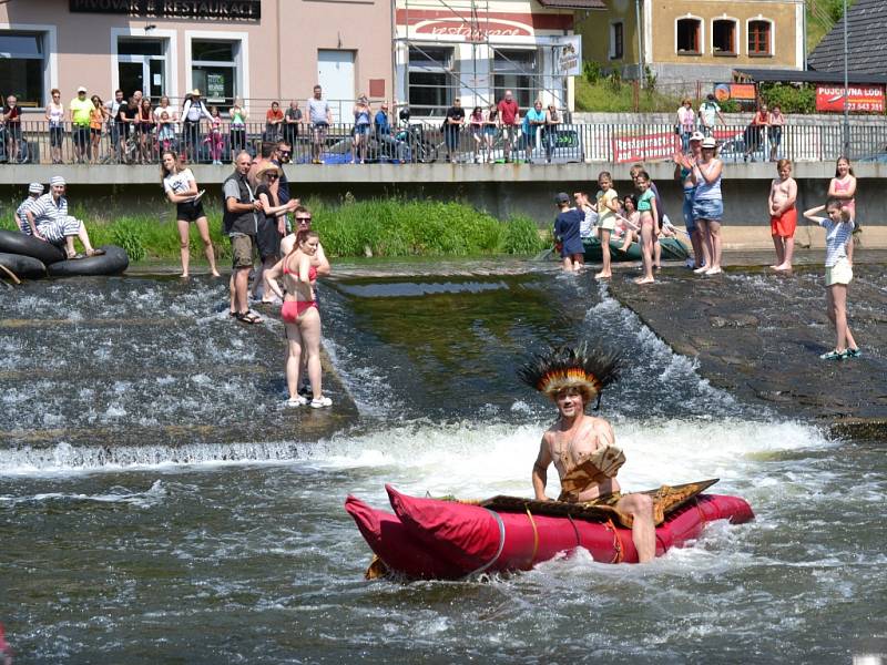 Tradiční neckyáda na Jizeře v areálu Žlutých lázní vyvrcholila sjezdem splavu.