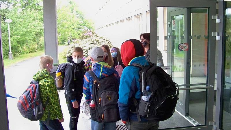 Po více než dvou měsících vyrazily do škol i děti na Jablonecku. Takto znovu nastupovaly do Základní školy Liberecká v Jablonci.