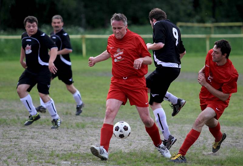 Nová Ves se rozloučila se soutěží vítězstvím nad Rádlem (v černém) 2:1.