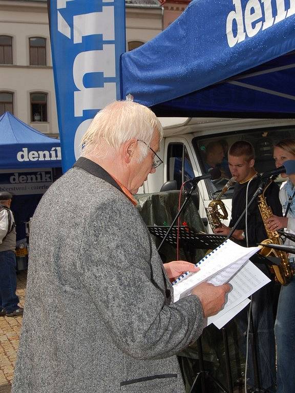 Den s Deníkem na Dolním náměstí v Jablonci nad Nisou.