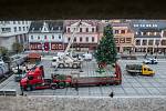 Pracovníci technických služeb instalovali 27. listopadu vánoční strom na Mírovém náměstí v Jablonci nad Nisou.