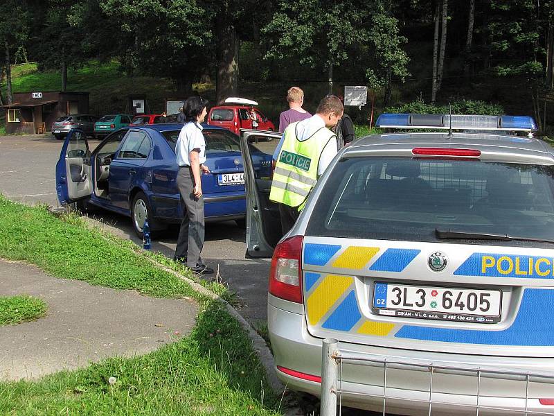 Policie ve spolupráci s ČČK zorganizovala u Malé Skály na Jizeře netradiční dopravní kontrolu. Řidiči po běžné kontrole dokladů a vozidla měli za úkol ošetřit dvě oběti dopravní nehody. Maskování bylo velmi reálné.