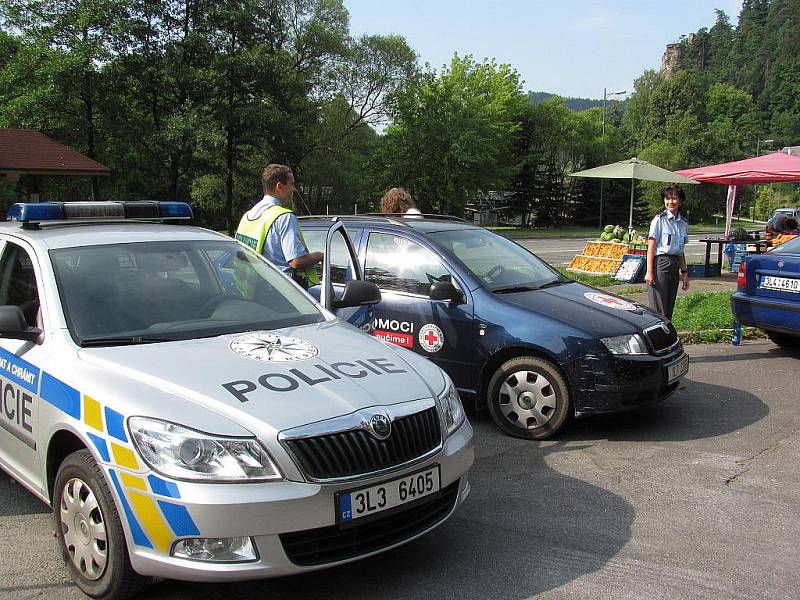 Policie ve spolupráci s ČČK zorganizovala u Malé Skály na Jizeře netradiční dopravní kontrolu. Řidiči po běžné kontrole dokladů a vozidla měli za úkol ošetřit dvě oběti dopravní nehody. Maskování bylo velmi reálné.