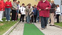 Senioři na zahradu Spolkového domu dostali minigolf.