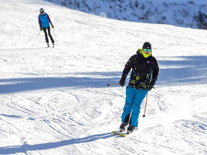 Zahájení lyžařské sezony v Jizerských horách. Tanvaldský Špičák. 