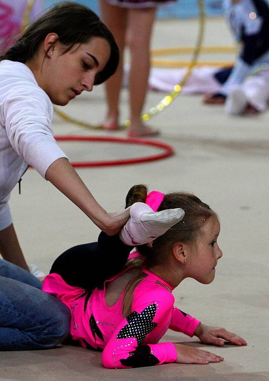 Sokol Jablonec SCM a Tělovýchovná jednota Bižuterie oddíl moderní gymnastiky pořádaly v Městské sportovní hale v Jablonci druhé kolo oblastní ligy v moderní gymnastice.