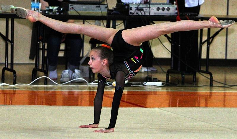 Sokol Jablonec SCM a Tělovýchovná jednota Bižuterie oddíl moderní gymnastiky pořádaly v Městské sportovní hale v Jablonci druhé kolo oblastní ligy v moderní gymnastice. Lebečková Kateřina Chomutov