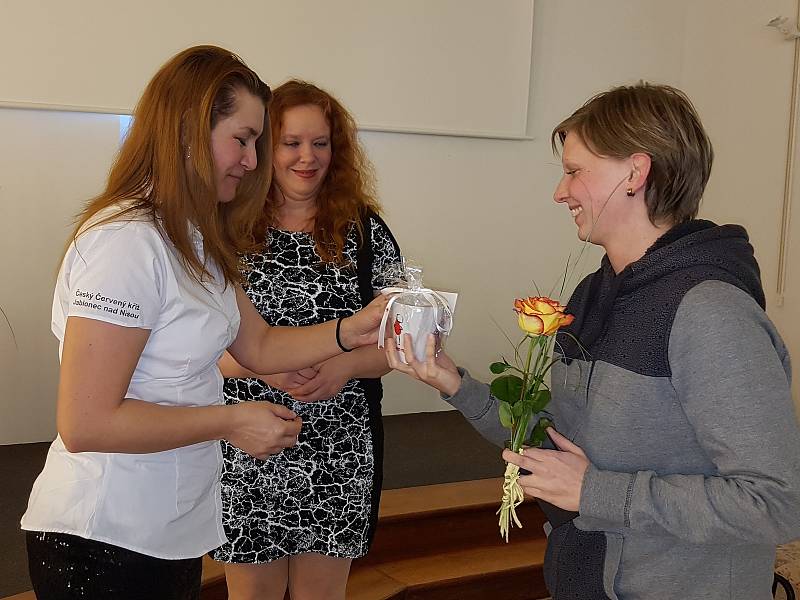 V kapli Nemocnice Jablonec poděkovala za ČČK Kateřina Havlová a ředitel Nemocnice Jablonec Vít Němeček dárcům krve.