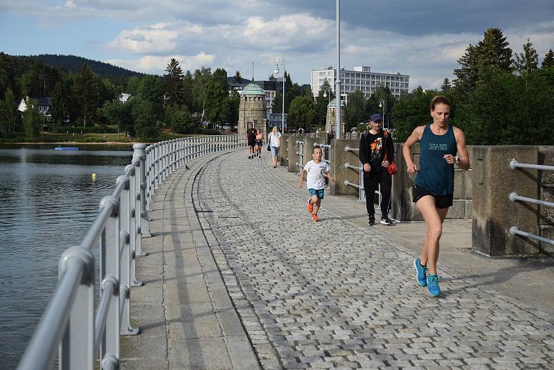 Sportovci běhali kolem jablonecké přehrady pro Natálku z Liberce.