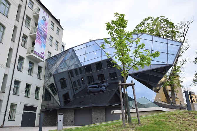 Přístavba Muzea skla a bižuterie v Jablonci nad Nisou ve tvaru skleněného krystalu.