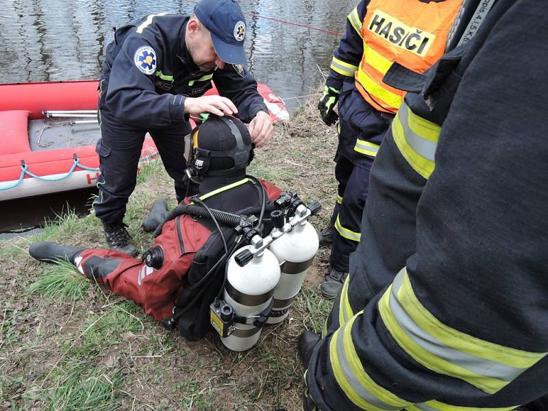 Hasiči tahali na břeh potopené auto v Jizeře u obce Přepeře nedaleko Turnova.