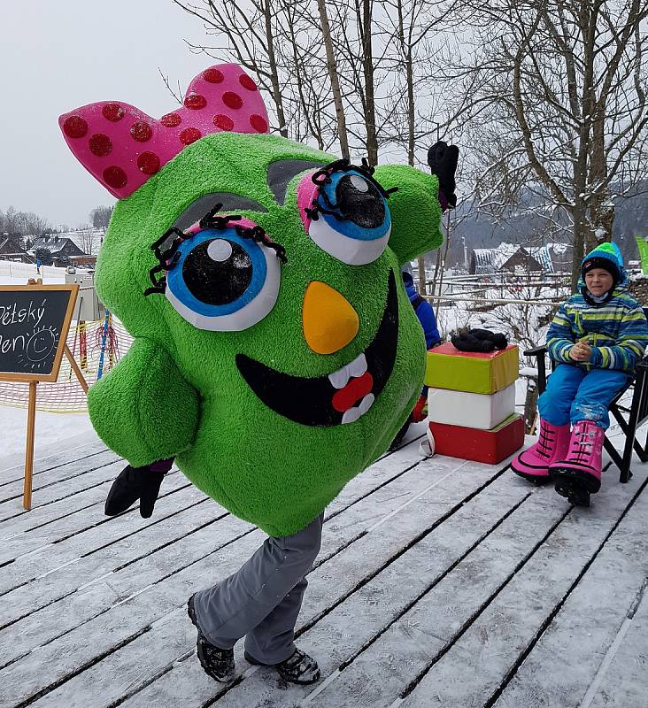 Ve skiareálu Severák v Jizerských horách na sobotu pro malé lyžaře i nelyžaře připravila SKI Bižu Dětský den s Jizerkovými.