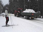 Navážení sněhu na trať Jizerská 50